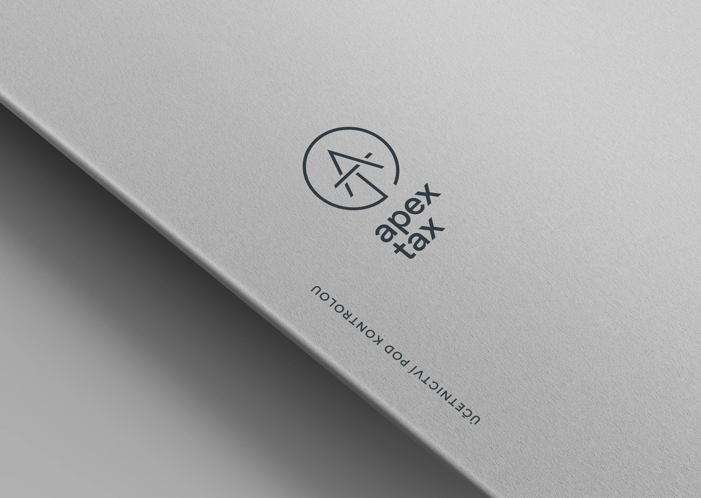 Apex Tax - logo s claimem Účetnictví pod kontrolou na papíru
