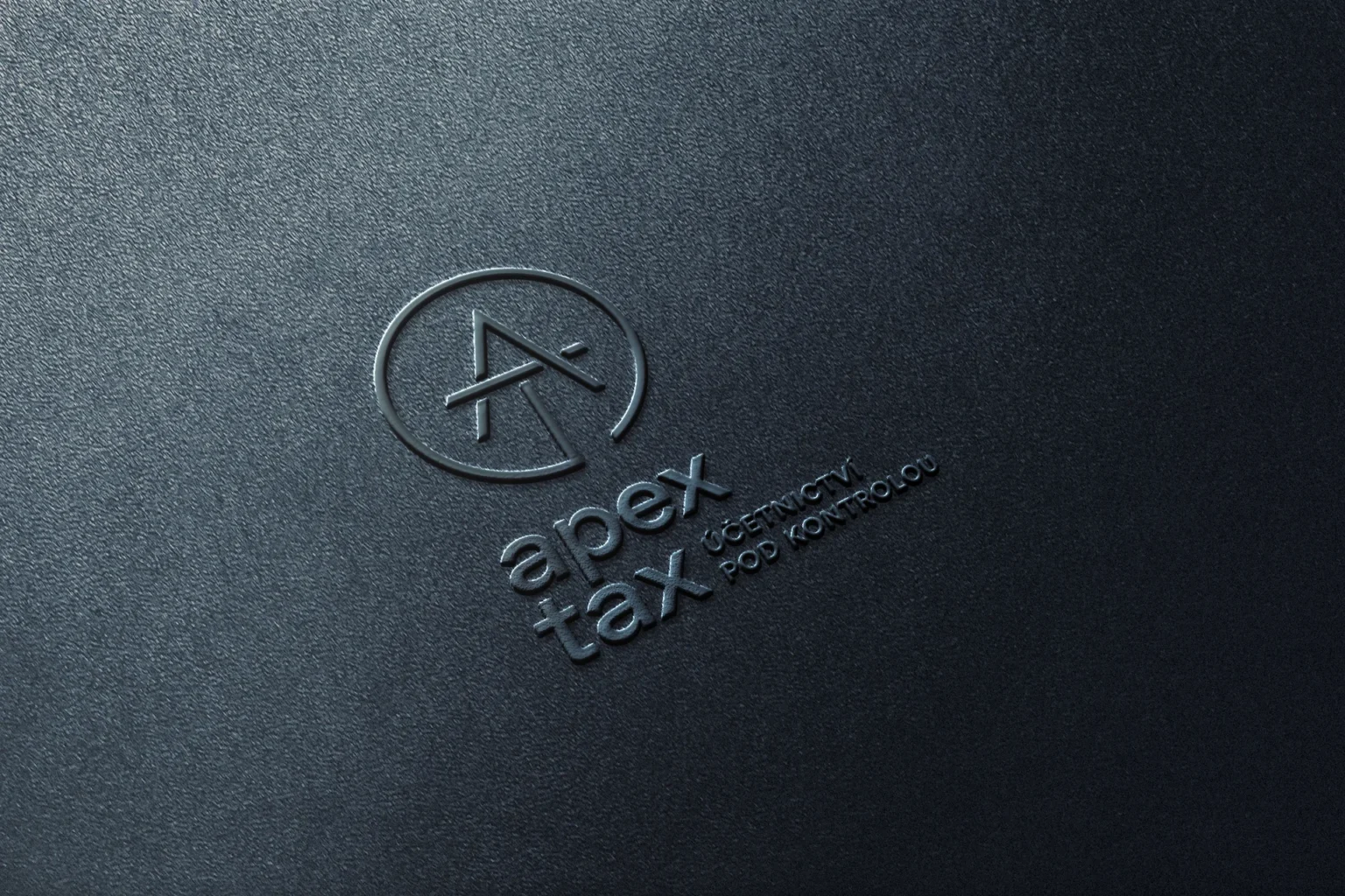 Apex Tax: logo se slepotiskem na tmavém papíru