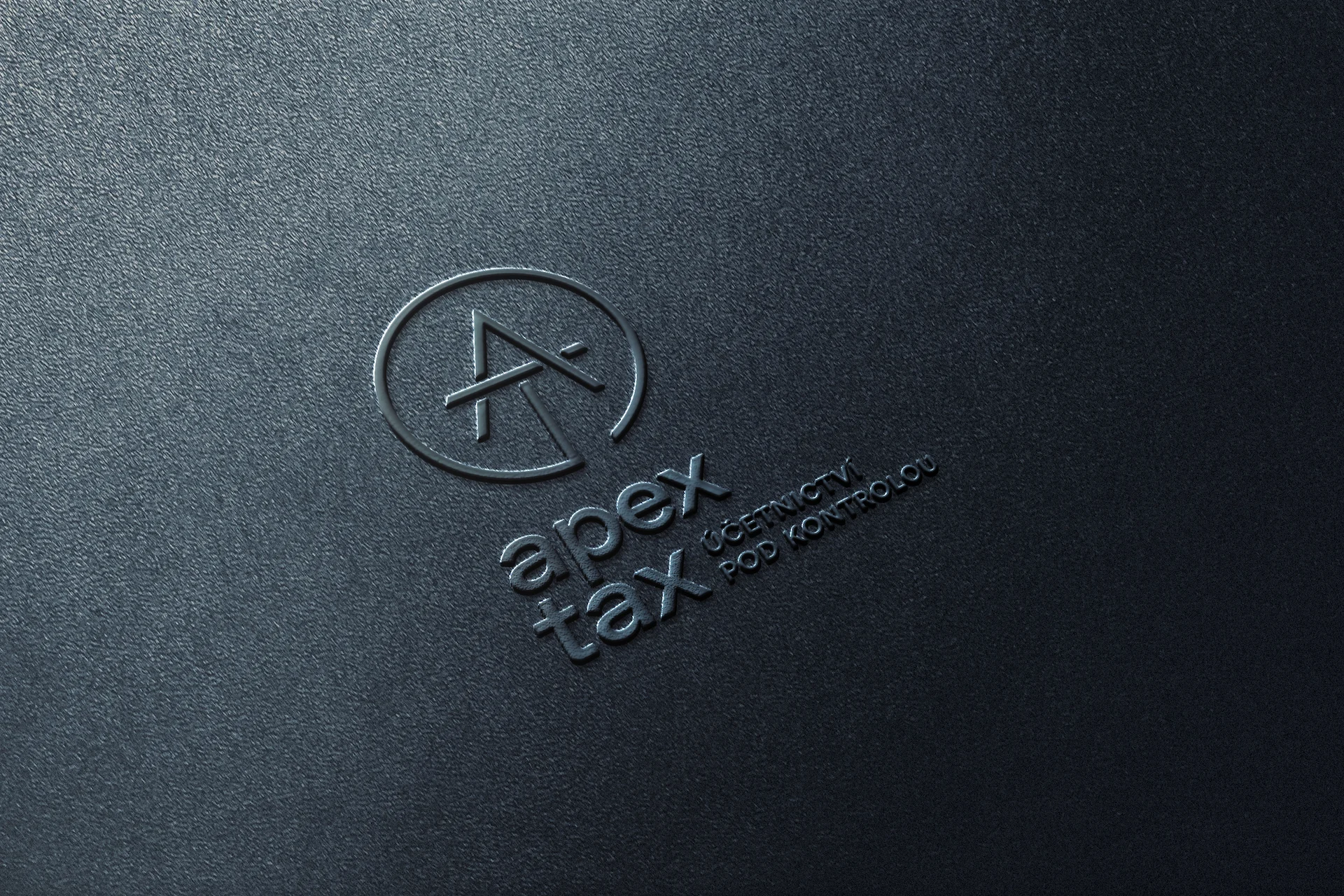 Apex Tax - logo se slepotiskem na tmavém papíru