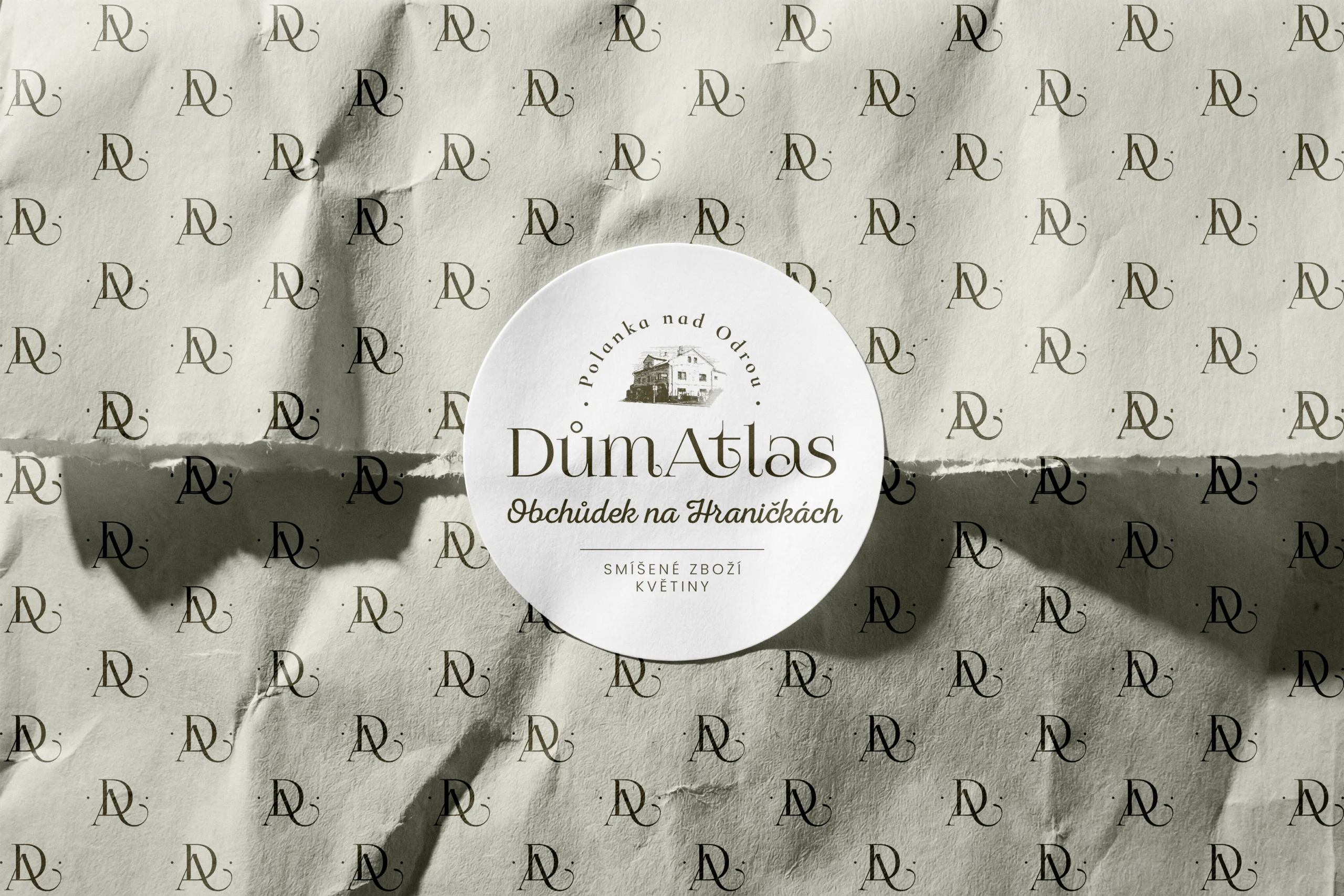 Dům Atlas - kulatá nálepka na balicím papíru s monogramem