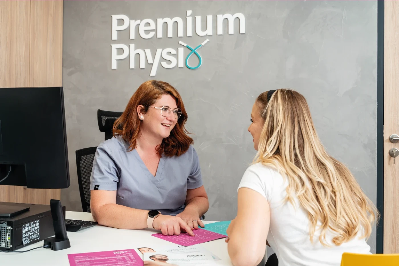 Premium Physio - recepce s prostorovým logem