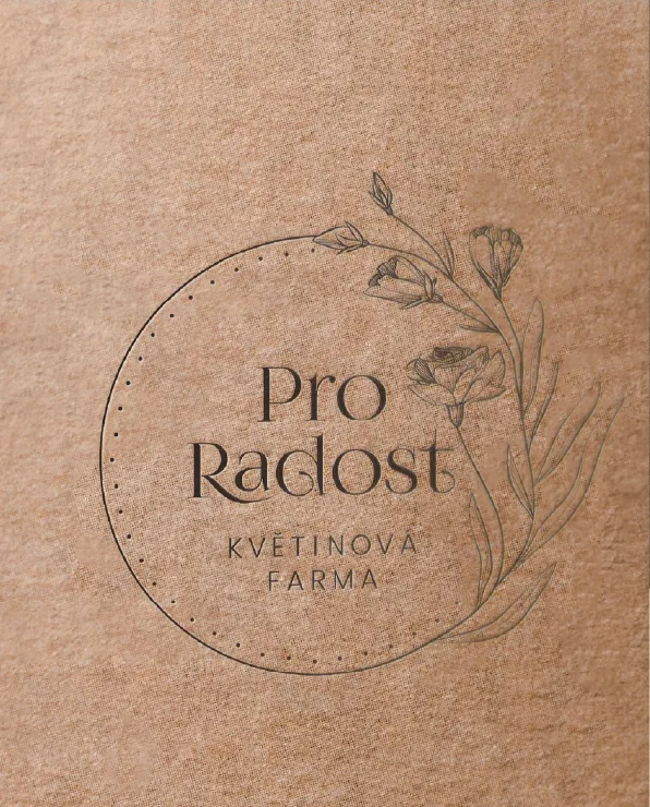 Květinová farma ProRadost - logo na kraftovém papíru