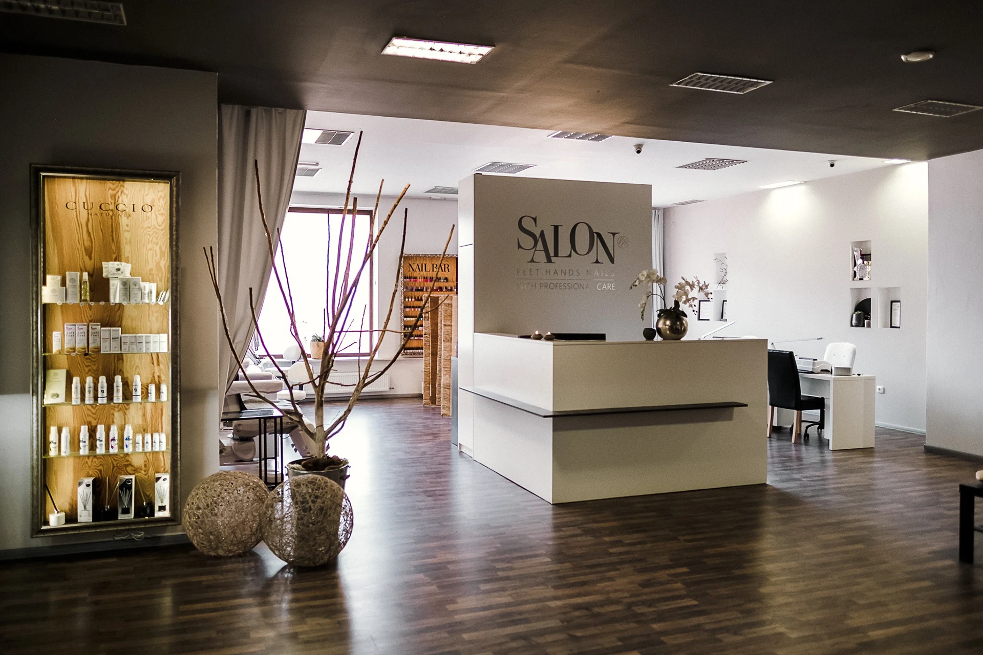 Salon P.M. - recepce s logem