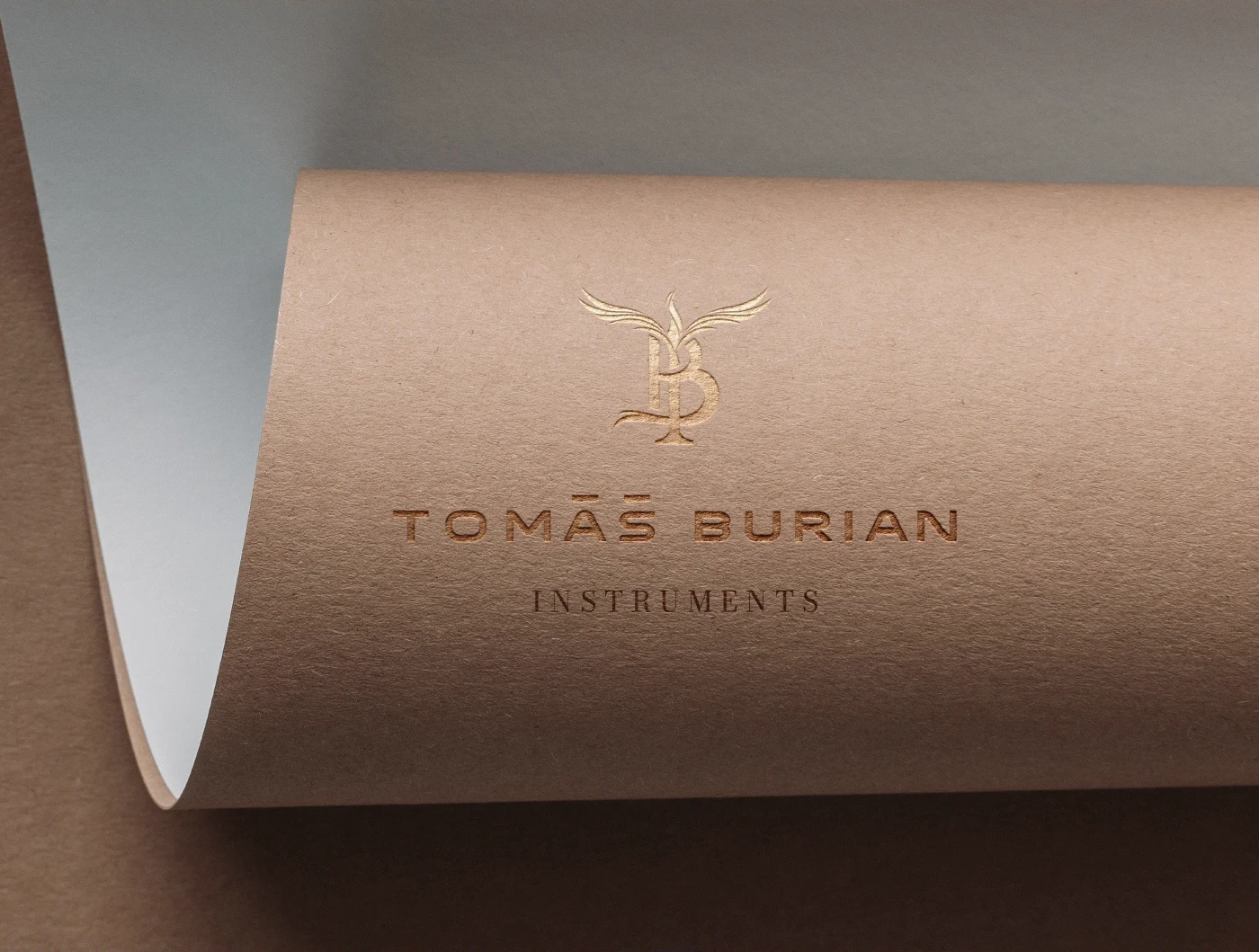 Tomáš Burian Instruments - logo ražené na kraftovém papíru