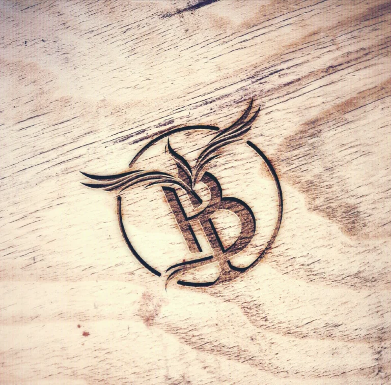 Tomáš Burian Instruments - monogram vypálený do&nbsp;dřeva