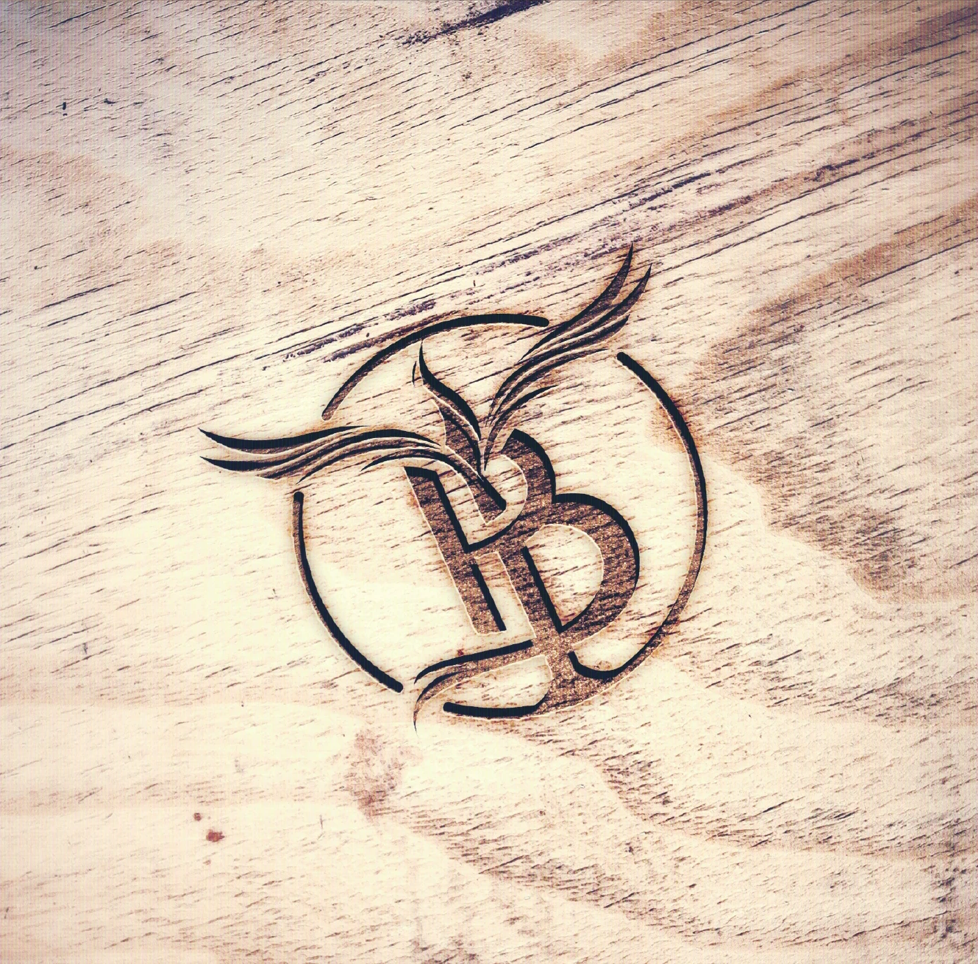 Tomáš Burian Instruments - kruhový monogram TB vypálený do dřeva